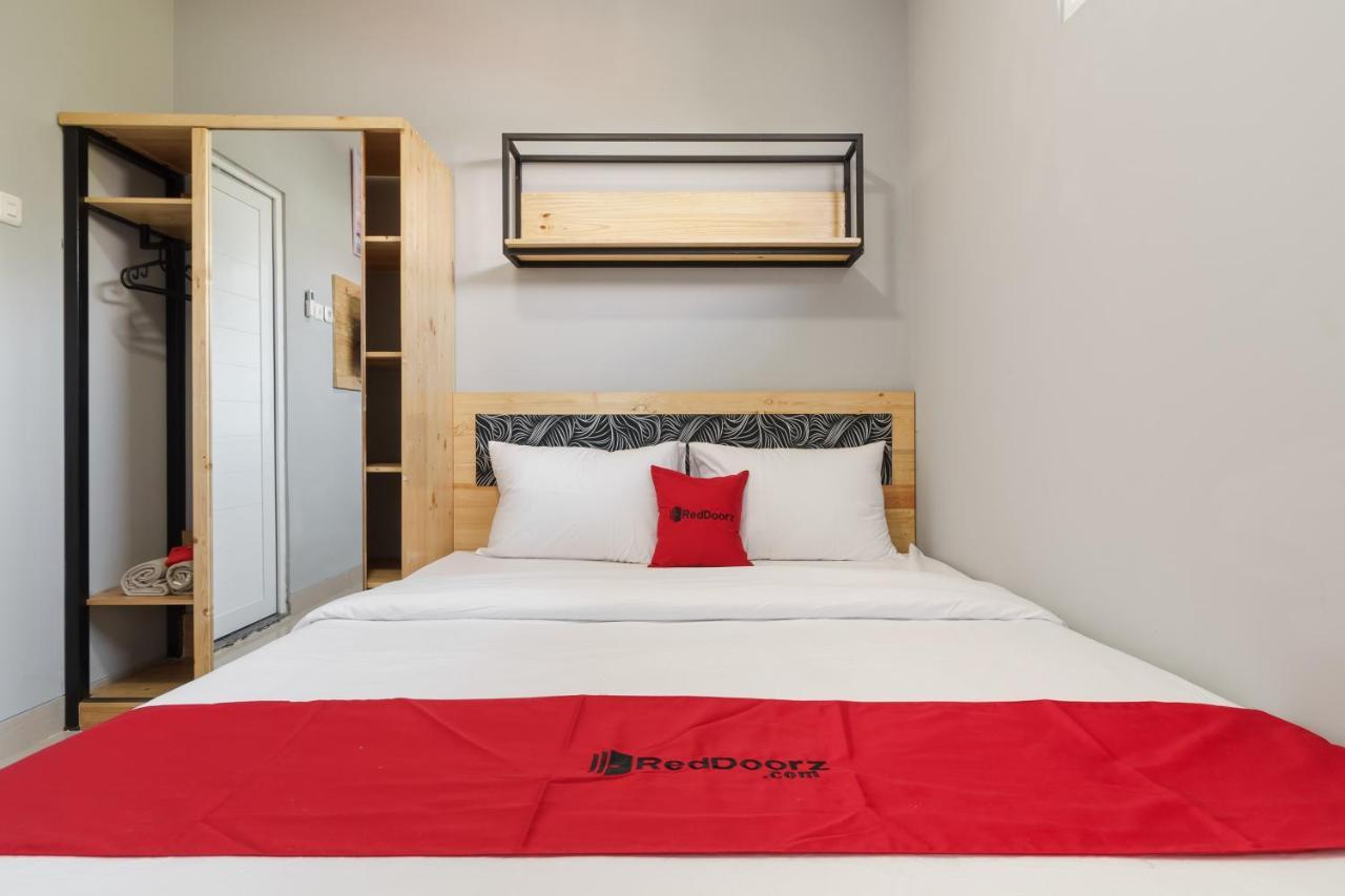 Hotel RedDoorz near Plaza Atrium Senen Jakarta Exterior foto