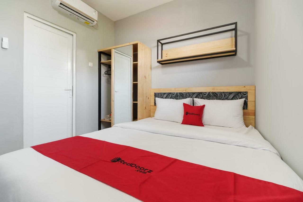 Hotel RedDoorz near Plaza Atrium Senen Jakarta Exterior foto