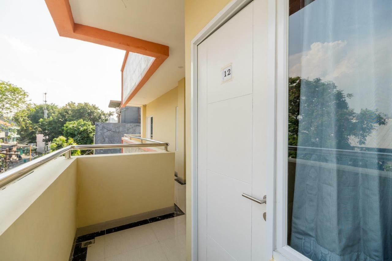 Hotel RedDoorz near Plaza Atrium Senen Jakarta Exterior foto
