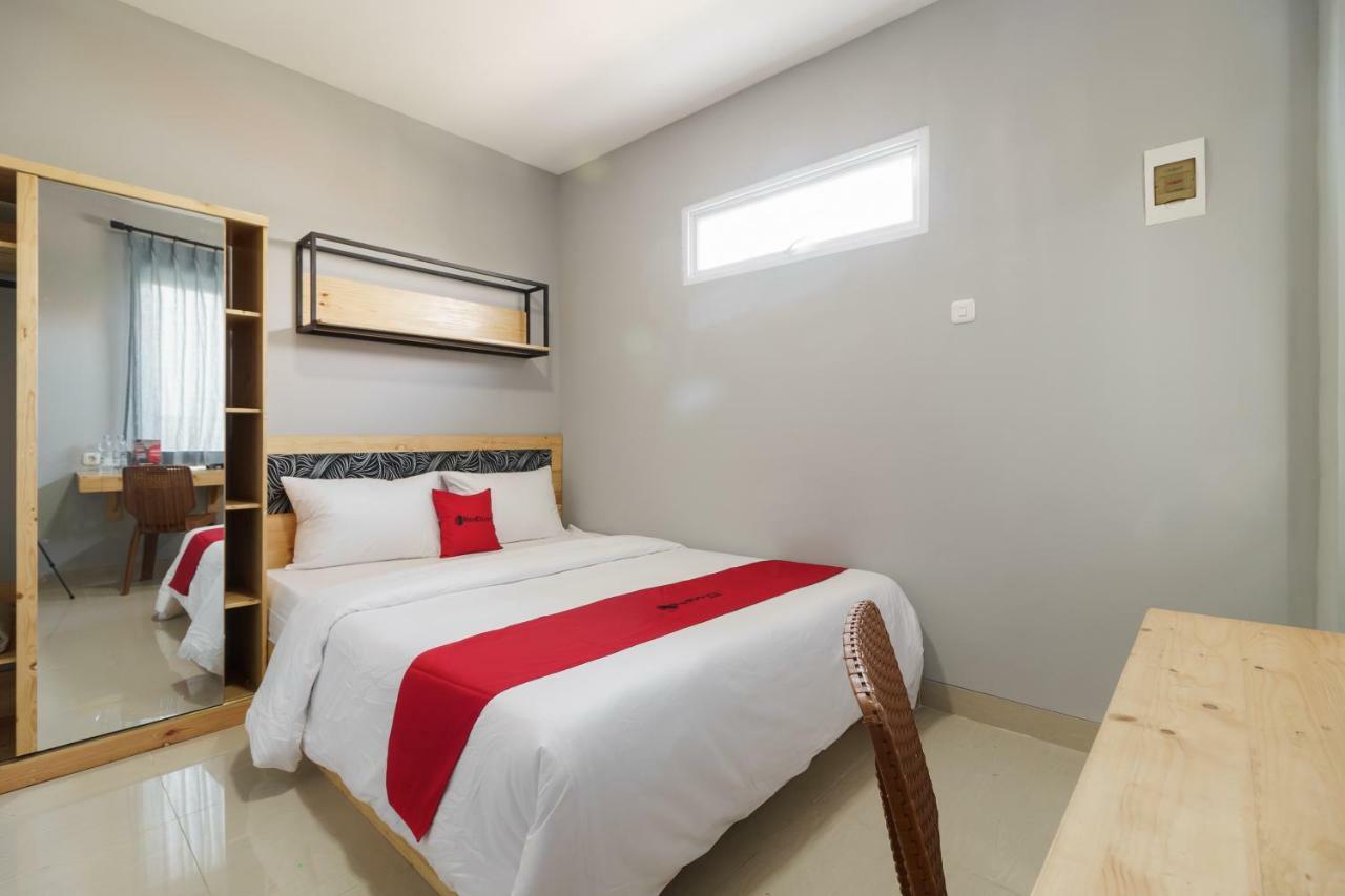 Hotel RedDoorz near Plaza Atrium Senen Jakarta Exterior foto